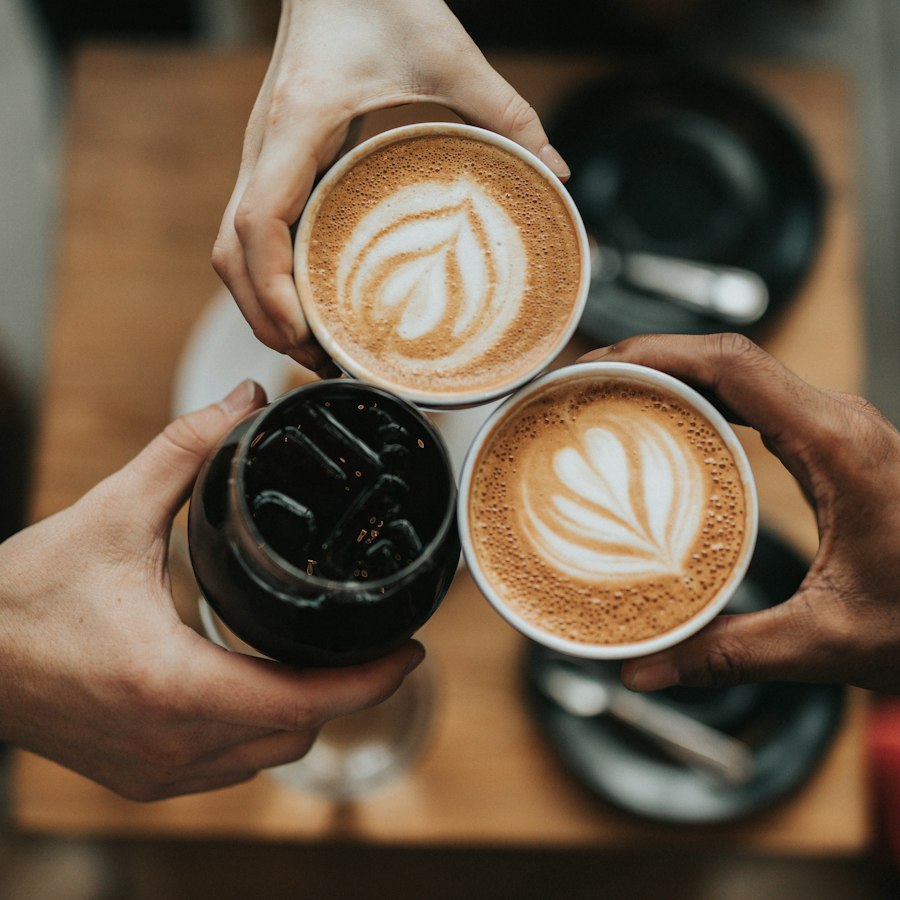 Xícaras de café sobre a mesa