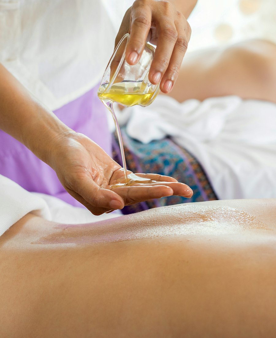 Massagem com óleo nas costas