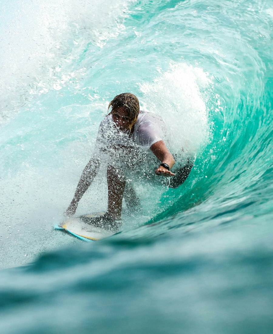 Surfista dentro de uma onda