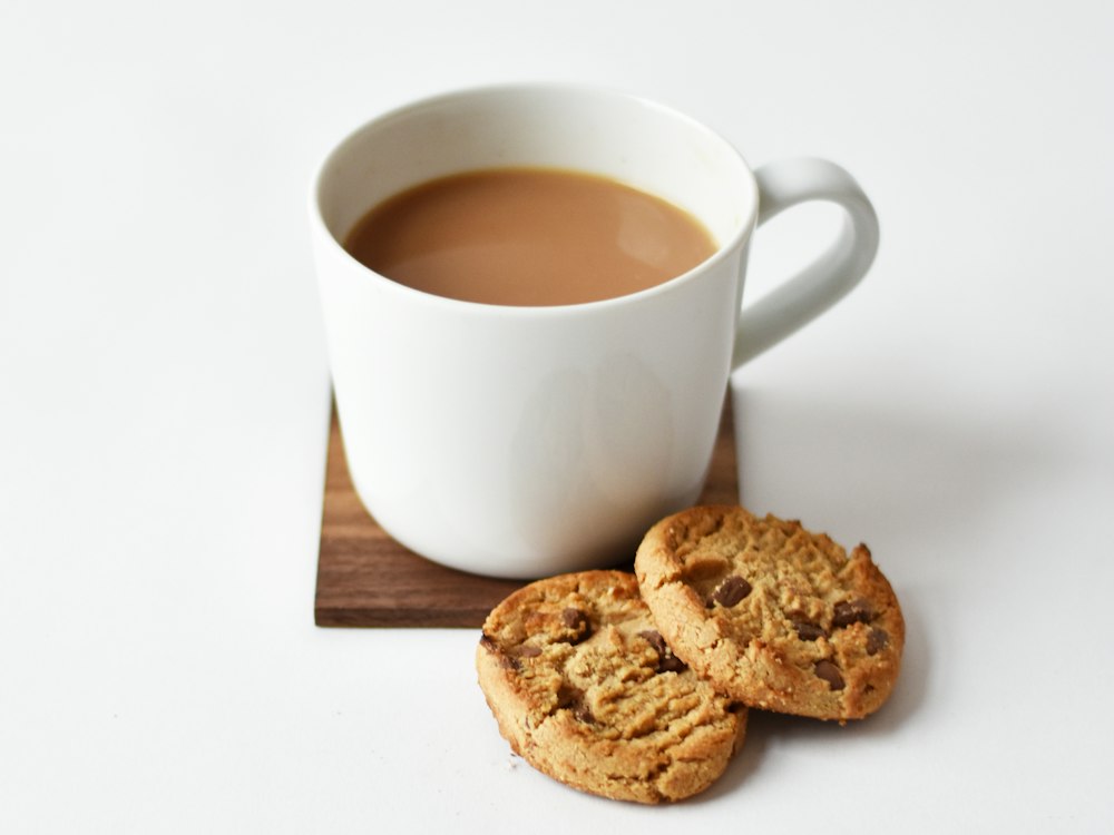 Xícara de café com leite e biscoitos